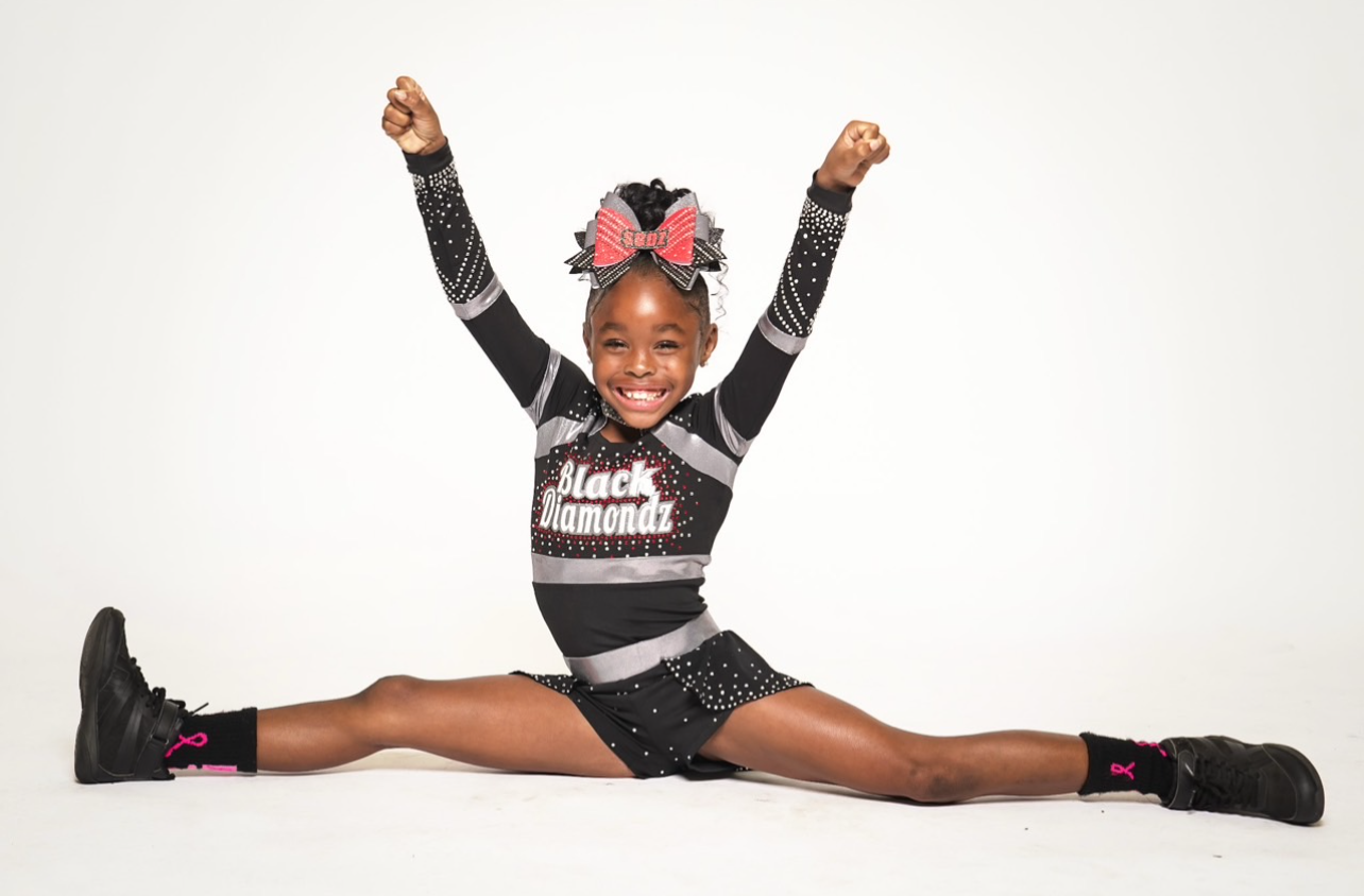 Black Diamonds cheerleader doing splits